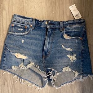 SOLD. Abercrombie The Mom Short High Rise